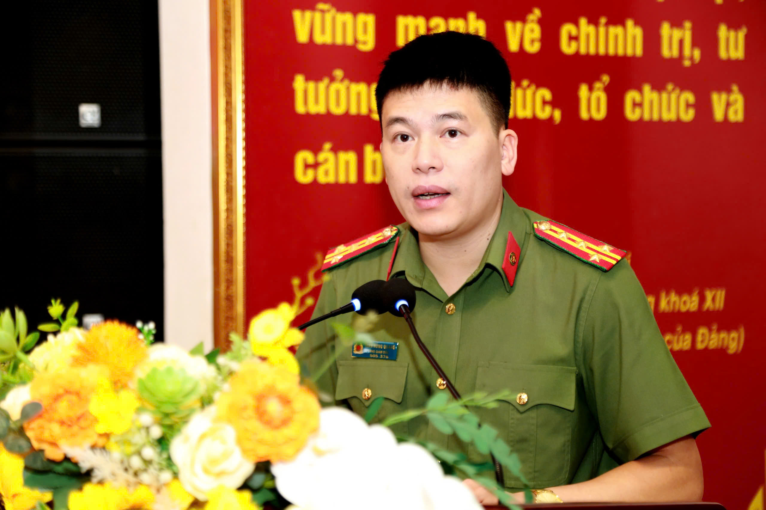 Đồng chí Đại tá Trần Hồng Quang, Phó Bí thư Đảng ủy, Phó Giám đốc Công an tỉnh phát biểu tại buổi lễ