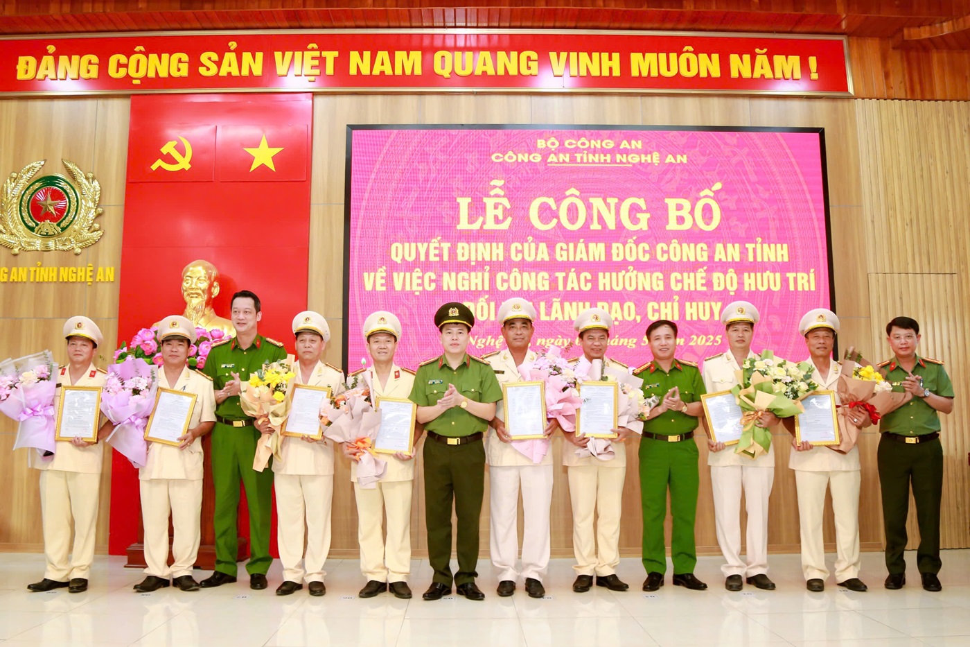 Trao quyết định nghỉ công tác chờ hưởng chế độ hưu trí đối với 16 đồng chí phó trưởng phòng