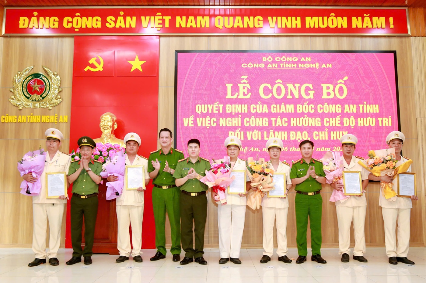 Trao quyết định nghỉ công tác chờ hưởng chế độ hưu trí đối với 06 đồng chí chỉ huy cấp đội, Công an cấp xã. 