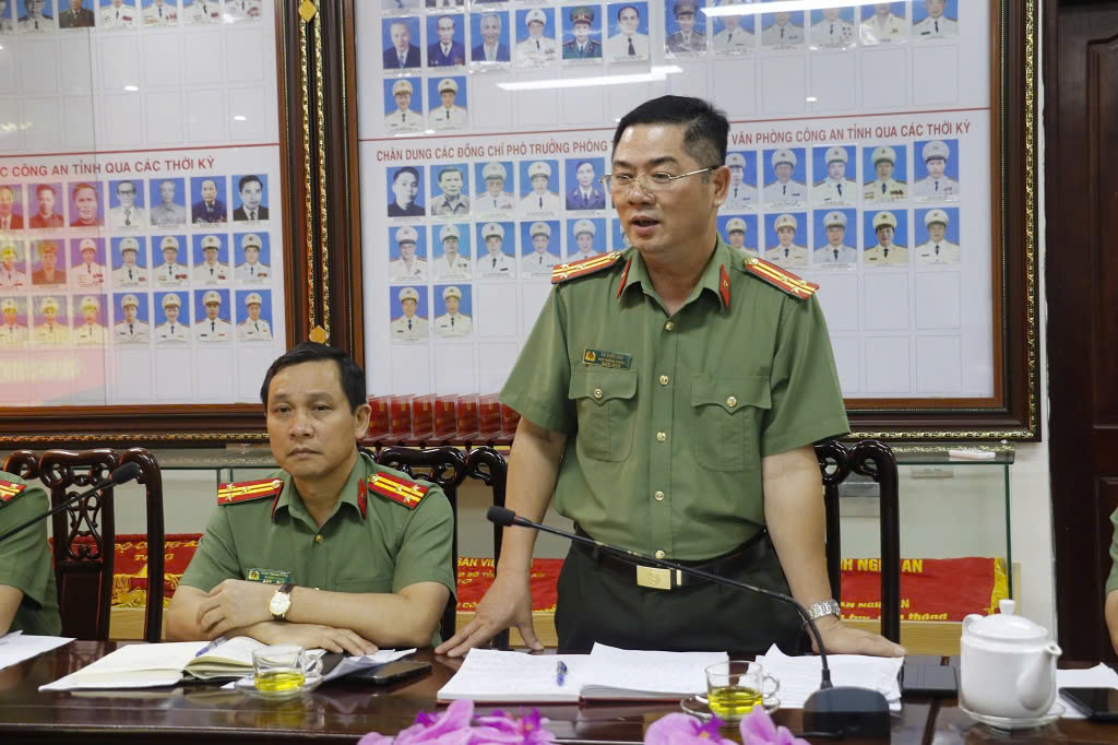 Đại diện lãnh đạo các phòng chức năng báo cáo tiến độ kết quả thực hiện các nhiệm vụ được giao
