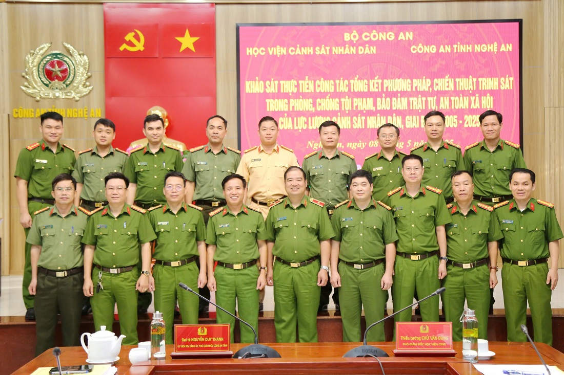 Các đại biểu chụp ảnh lưu niệm