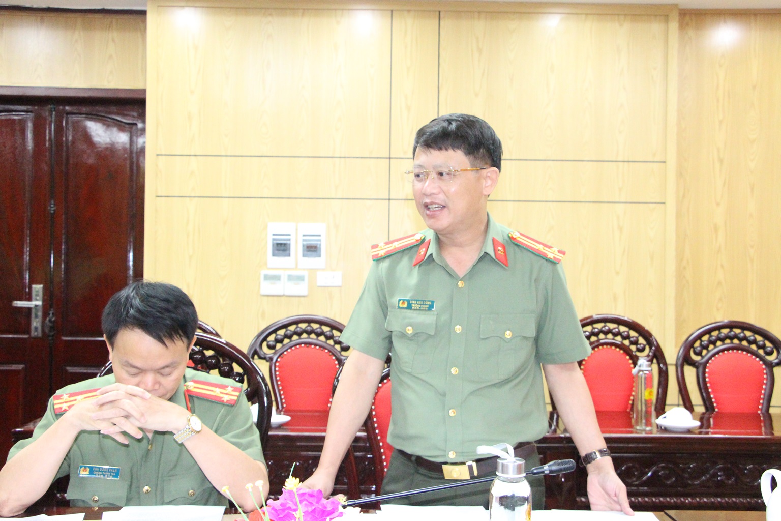 Đồng chí Thượng tá Đinh Anh Dũng, Trưởng Phòng Tổ chức, cán bộ, Ủy viên UBKT Đảng ủy Công an tỉnh trao đổi các nội dung tại Hội nghị