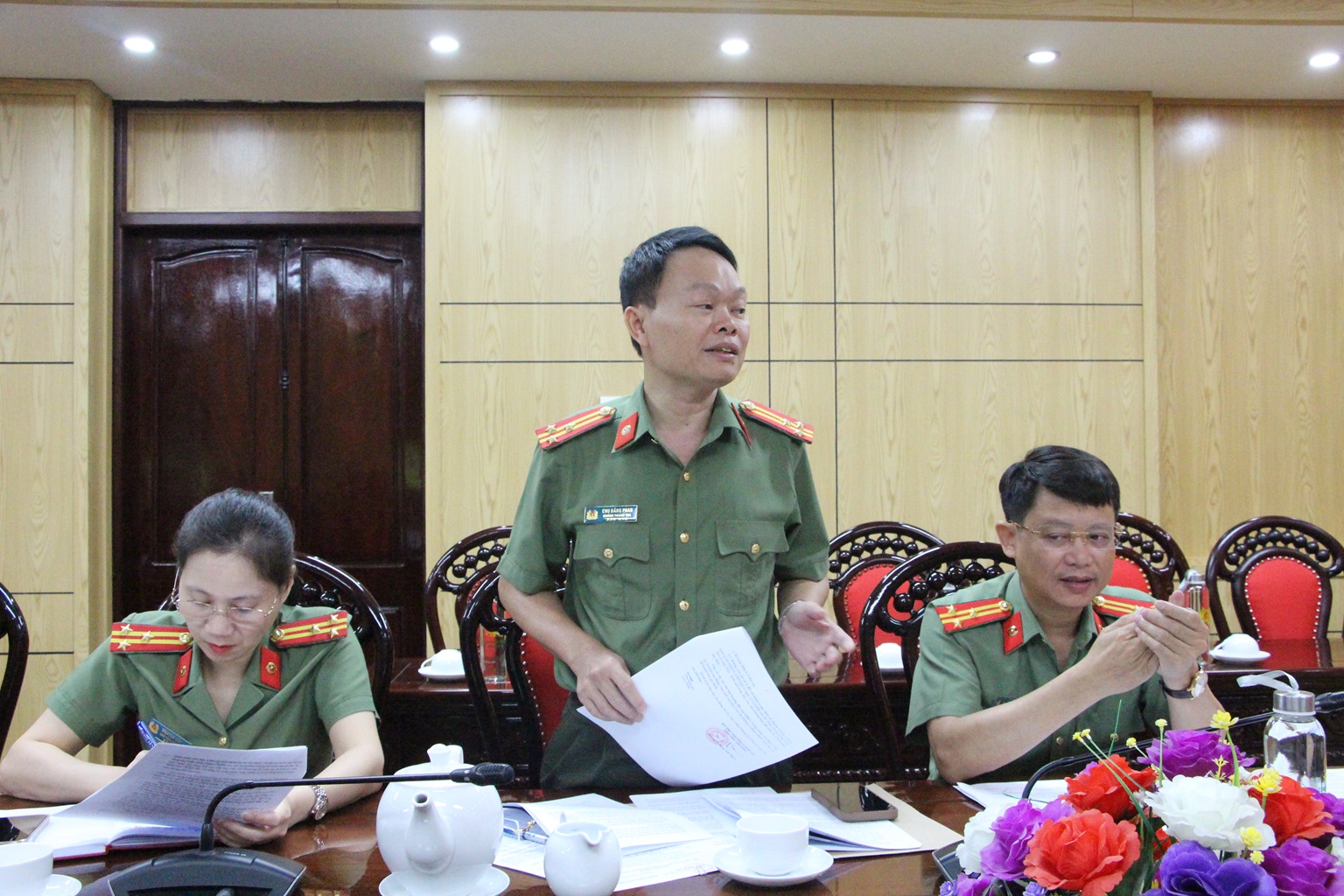Đồng chí Thượng tá Chu Đăng Phan, Chánh Thanh tra Công an tỉnh, Ủy viên UBKT Đảng ủy Công an tỉnh phát biểu các ý kiến tại Hội nghị