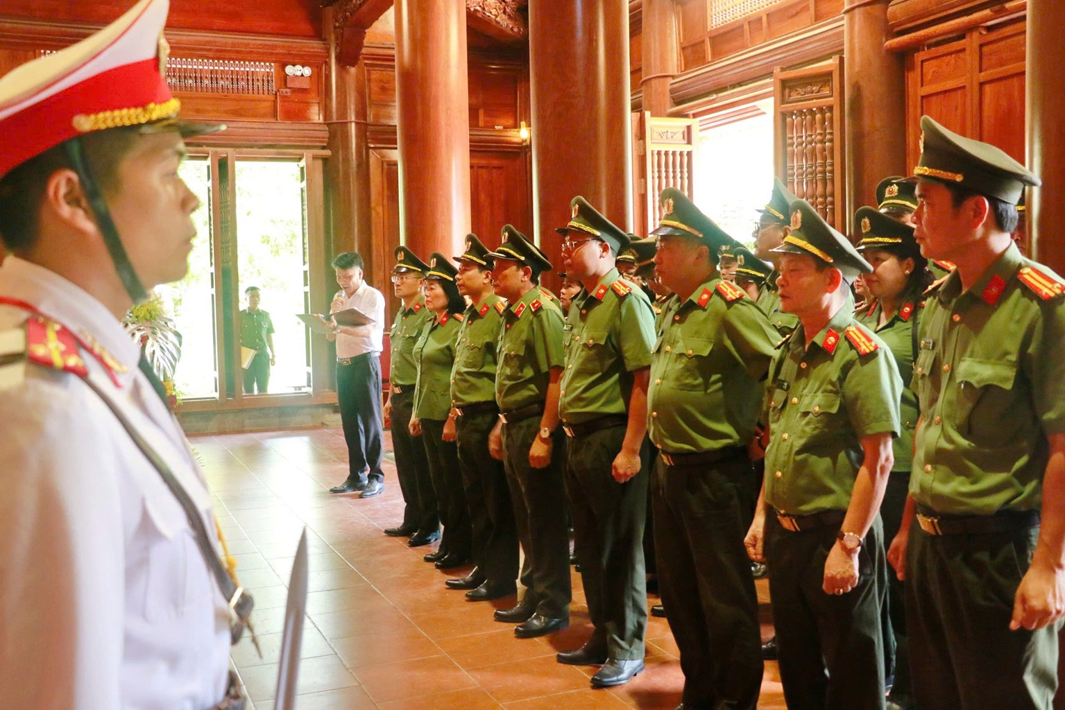 Đoàn đại biểu Cục Công tác Chính trị, Bộ Công an dâng hoa, dâng hương tại Khu di tích Quốc gia đặc biệt Kim Liên