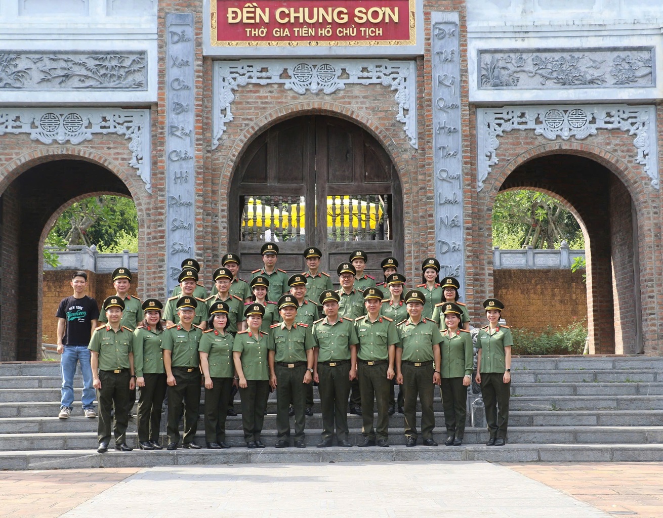 Đoàn đại biểu dâng hoa, dâng hương tại Đền Chung Sơn – Đền thờ gia tiên Bác Hồ