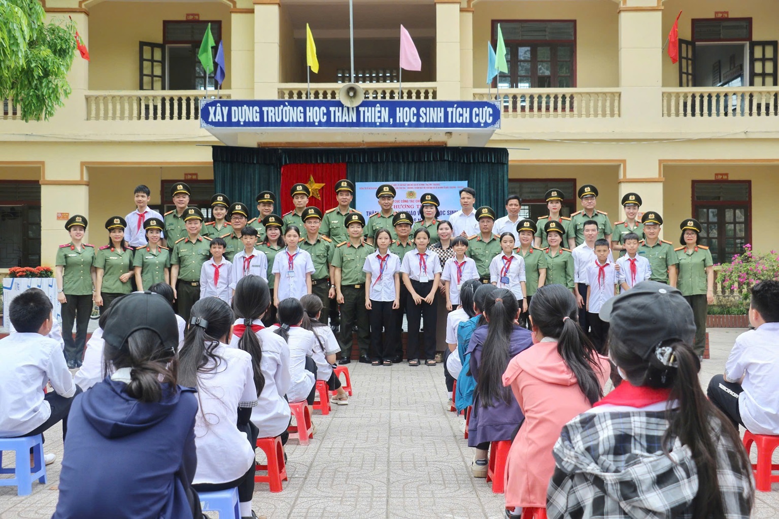 Hỗ trợ điều kiện học tập cho học sinh có hoàn cảnh khó khăn trên quê hương Bác Hồ kính yêu