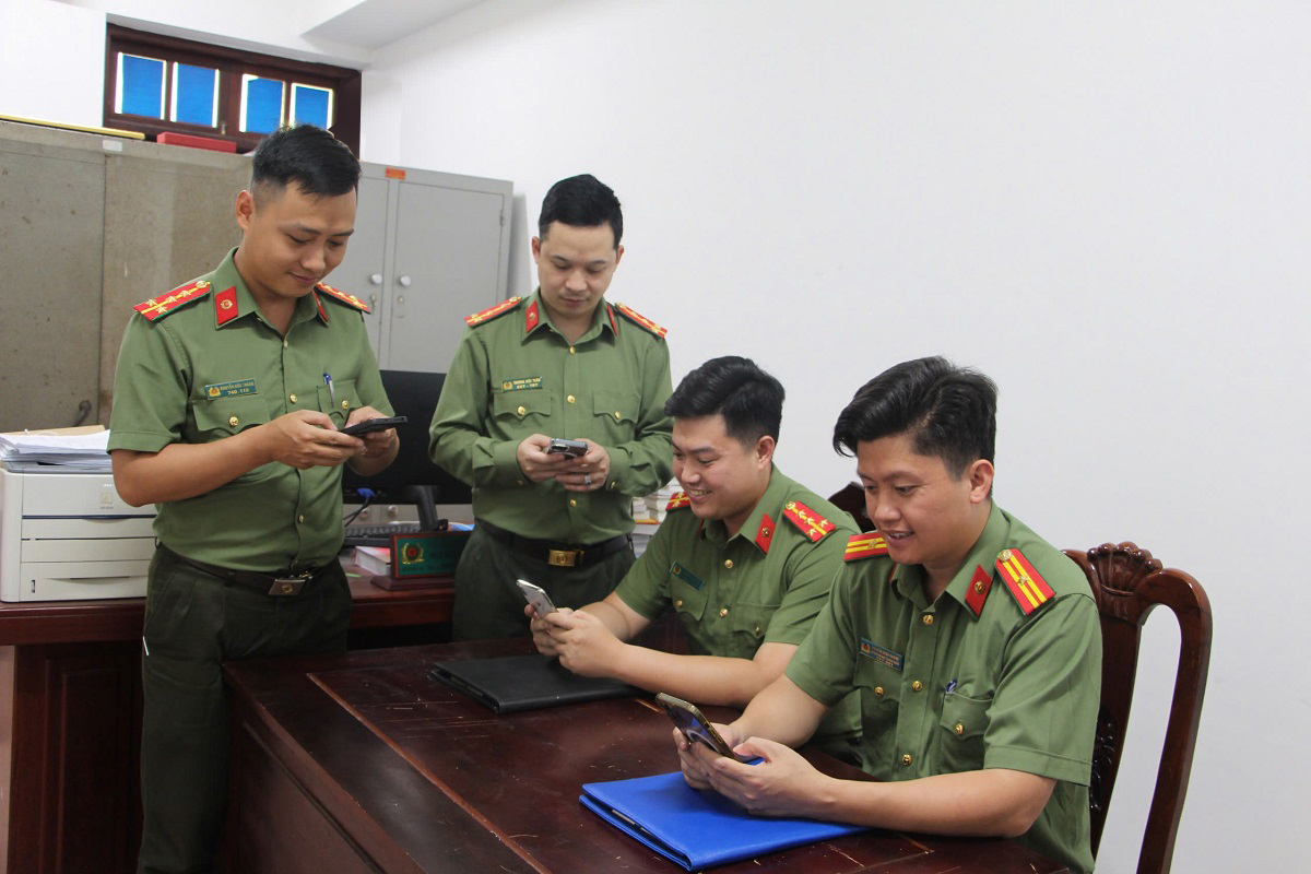 Ban thanh niên Công an tỉnh tham gia đóng góp ý kiến trên ứng dụng VNEID 