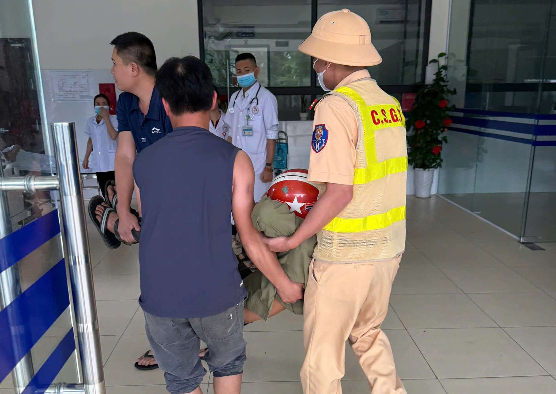 CSGT hỗ trợ đưa anh Tr.V.T. đi cấp cứu