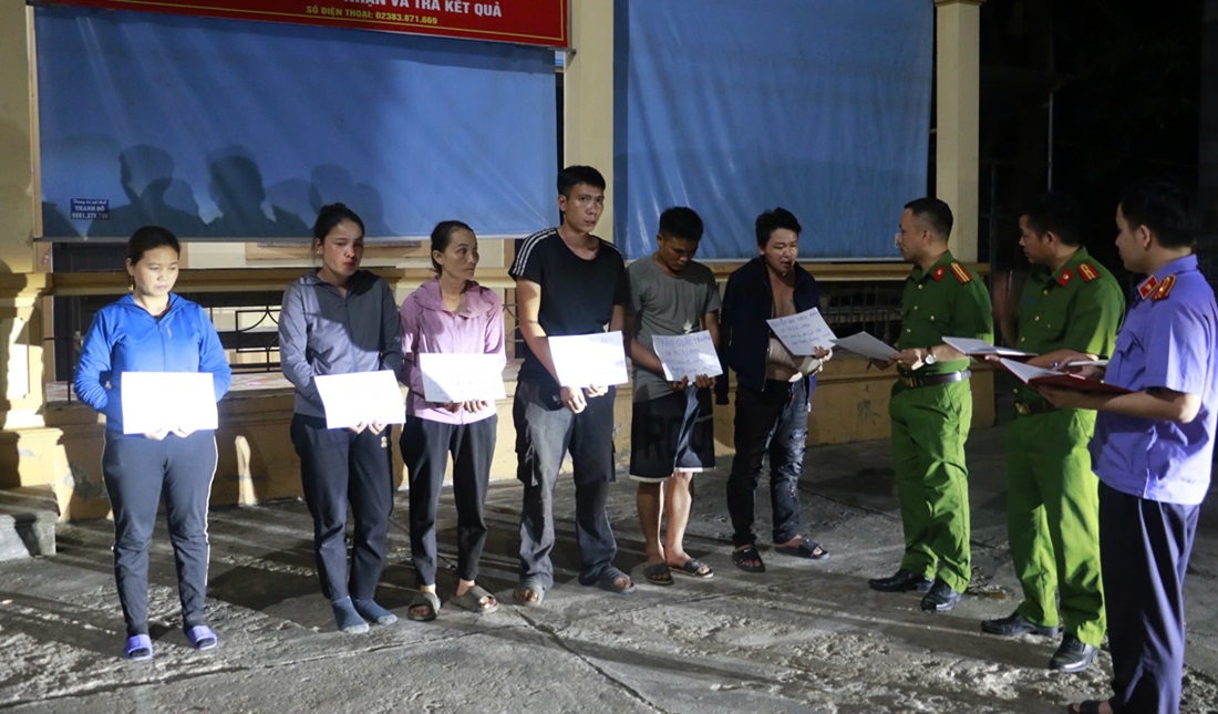 Công an Nghệ An bắt giữ nhóm đối tượng gây ra nhiều vụ trộm các tấm song chắn rác