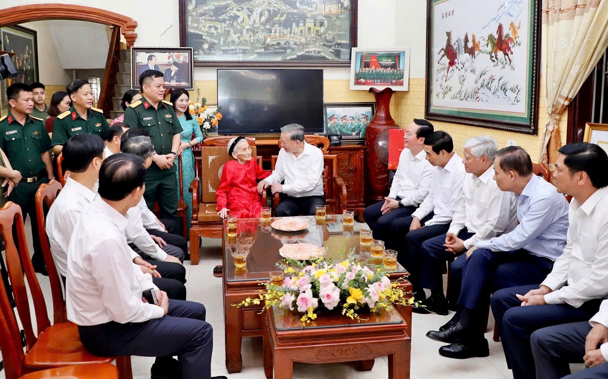 Tổng Bí thư Tô Lâm cùng đoàn công tác Trung ương, tỉnh Nghệ An ân cần trò chuyện, thăm hỏi gia đình Mẹ Việt Nam Anh hùng Lê Thị Sáu