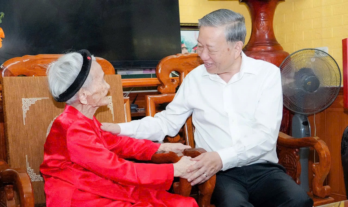 Đồng chí Tổng Bí thư Tô Lâm ân cần thăm hỏi sức khỏe mẹ Việt Nam Anh hùng Lê Thị Sáu