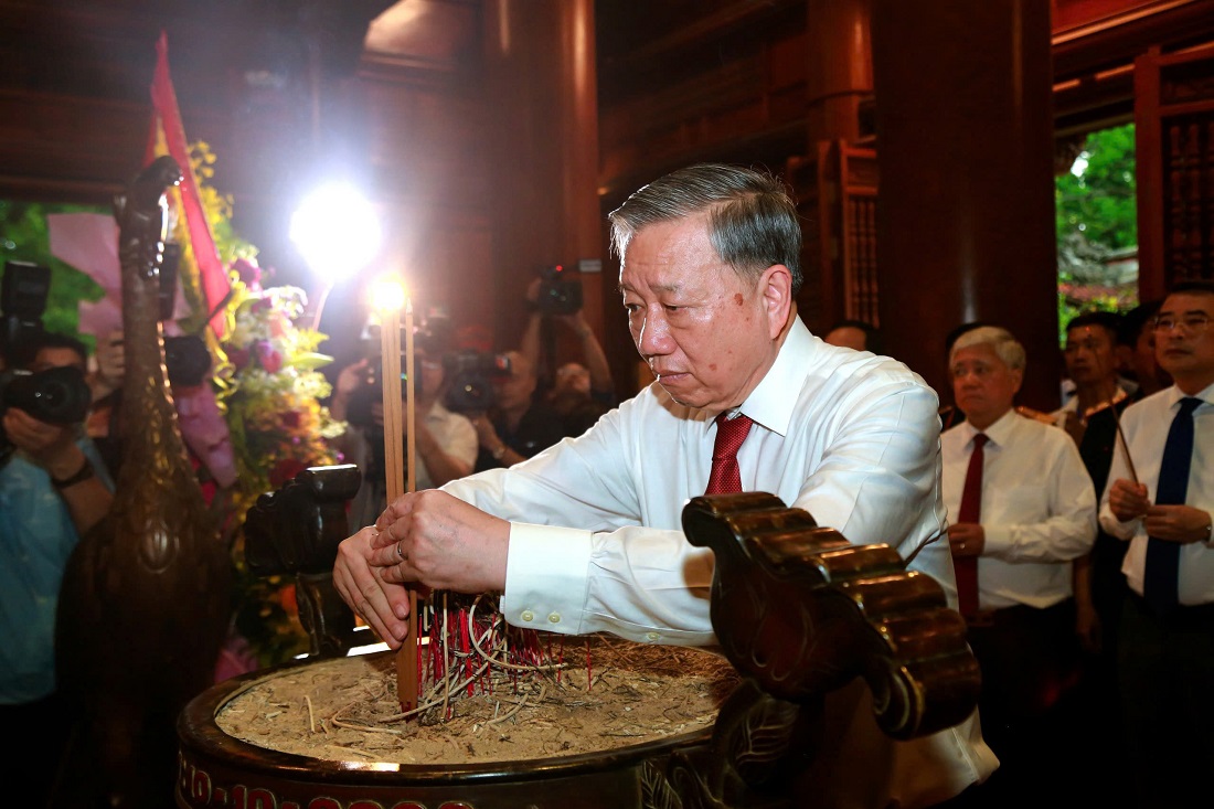 Đồng chí Tổng Bí thư Tô Lâm dâng hương tưởng niệm Chủ tịch Hồ Chí Minh
