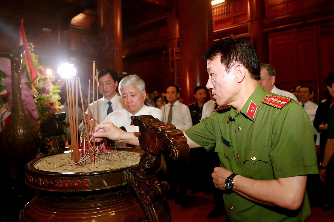 Đồng chí Đại tướng Lương Tam Quang, Ủy viên Bộ Chính trị, Bí thư Đảng uỷ Công an Trung ương, Bộ trưởng Bộ Công an dâng hương tưởng niệm Chủ tịch Hồ Chí Minh