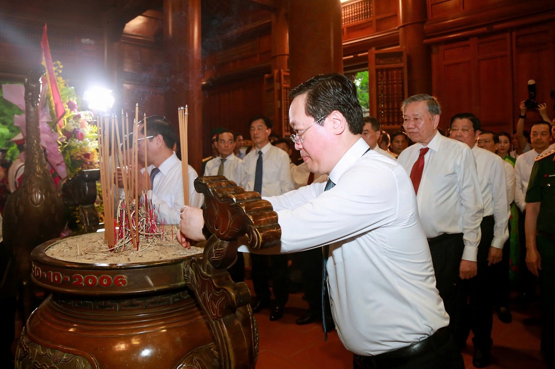 Đồng chí Nguyễn Đức Trung - Bí thư Tỉnh ủy Nghệ An dâng hương tưởng niệm Chủ tịch Hồ Chí Minh