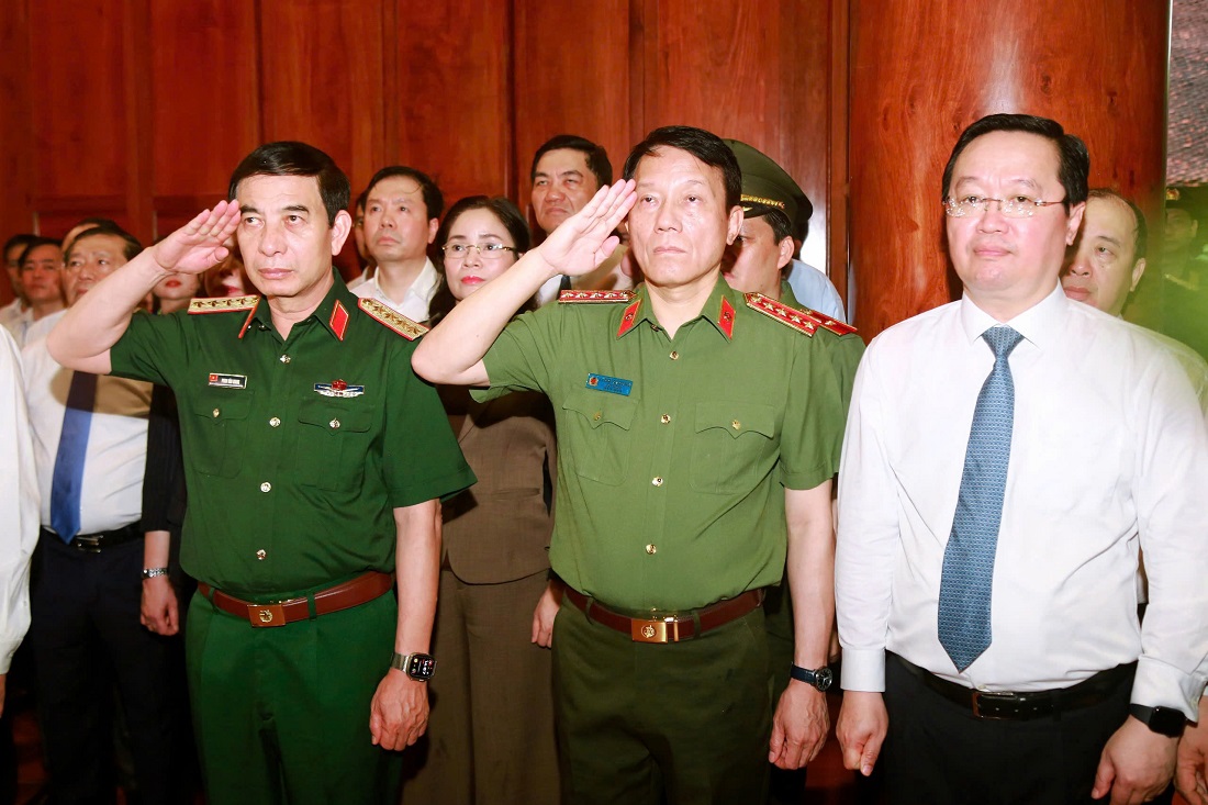 Đoàn đại biểu bày tỏ tấm lòng thành kính và biết ơn vô hạn trước công lao to lớn của Chủ tịch Hồ Chí Minh