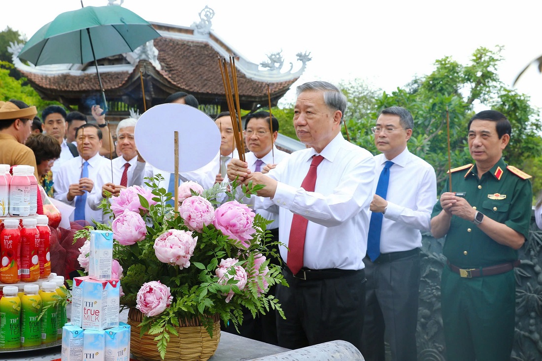 Đồng chí Tổng Bí thư Tô Lâm cùng đoàn đại biểu dâng hương tại Đền Chung Sơn - đền thờ gia tiên Chủ tịch Hồ Chí Minh