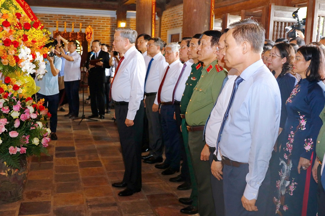 Đồng chí Tổng Bí thư Tô Lâm cùng đoàn đại biểu làm lễ dâng hoa, dâng hương tưởng niệm Chủ tịch Hồ Chí Minh và gia tiên của Người