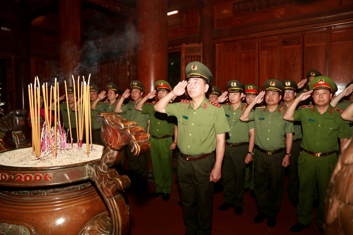 Đảng ủy Công an Trung ương, Bộ Công an dâng hoa, dâng hương tưởng niệm Chủ tịch Hồ Chí Minh tại Khu Di tích Quốc gia đặc biệt Kim Liên