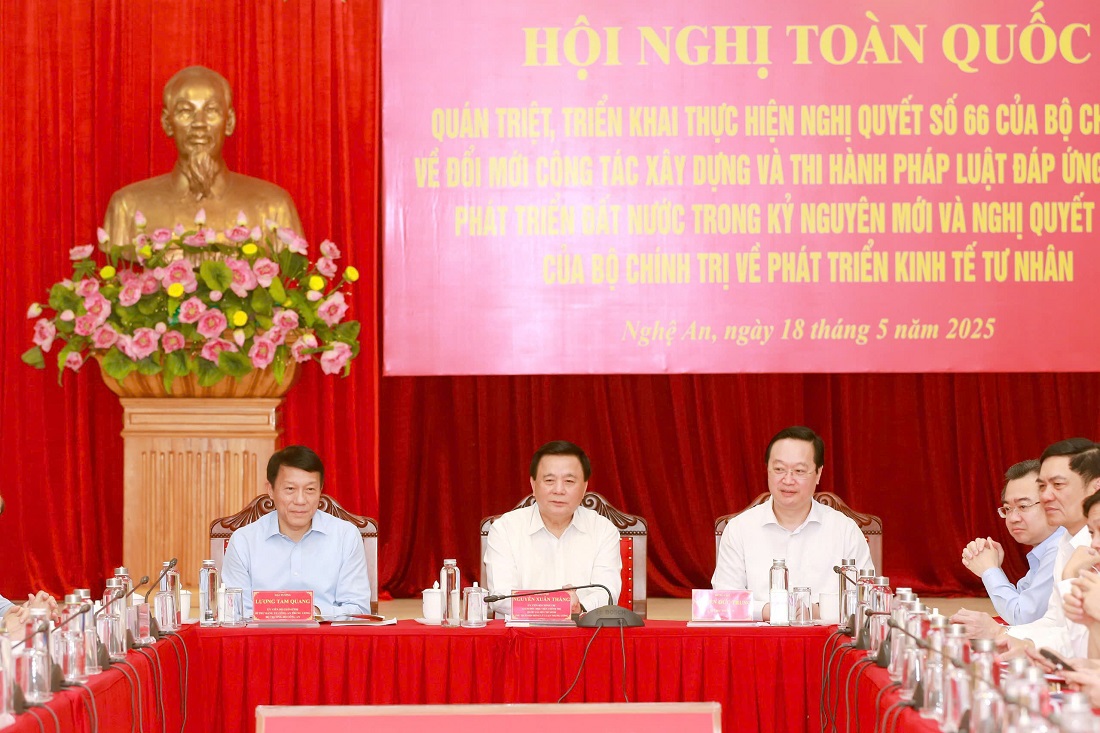 Các đồng chí: Nguyễn Xuân Thắng - Ủy viên Bộ Chính trị, Giám đốc Học viện Chính trị Quốc gia Hồ Chí Minh, Chủ tịch Hội đồng Lý luận Trung ương; Đại tướng Lương Tam Quang - Ủy viên Bộ Chính trị, Bộ trưởng Bộ Công an và đồng chí Nguyễn Đức Trung - Bí thư Tỉnh ủy đồng chủ trì Hội nghị tại điểm cầu trung tâm Nghệ An