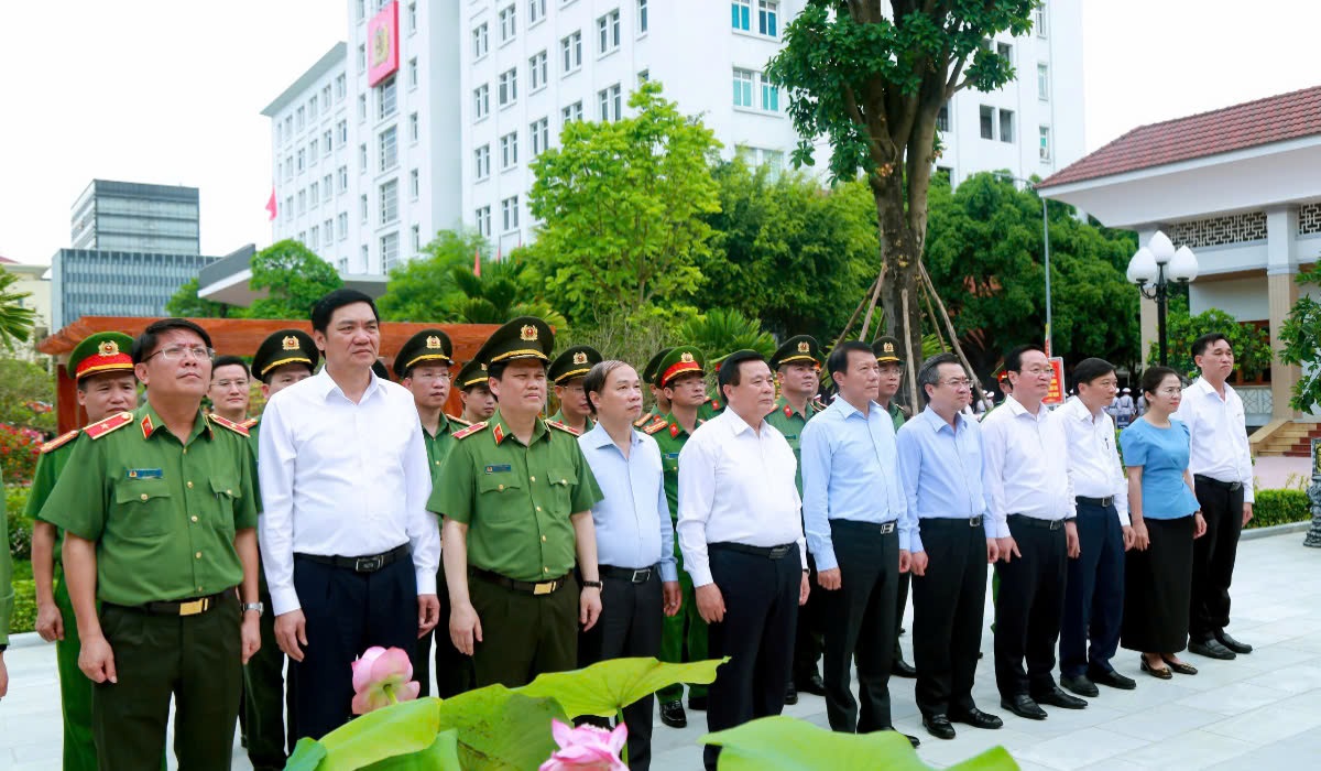 Bộ trưởng Bộ Công an dâng hương tưởng niệm Chủ tịch Hồ Chí Minh tại Công an tỉnh Nghệ An