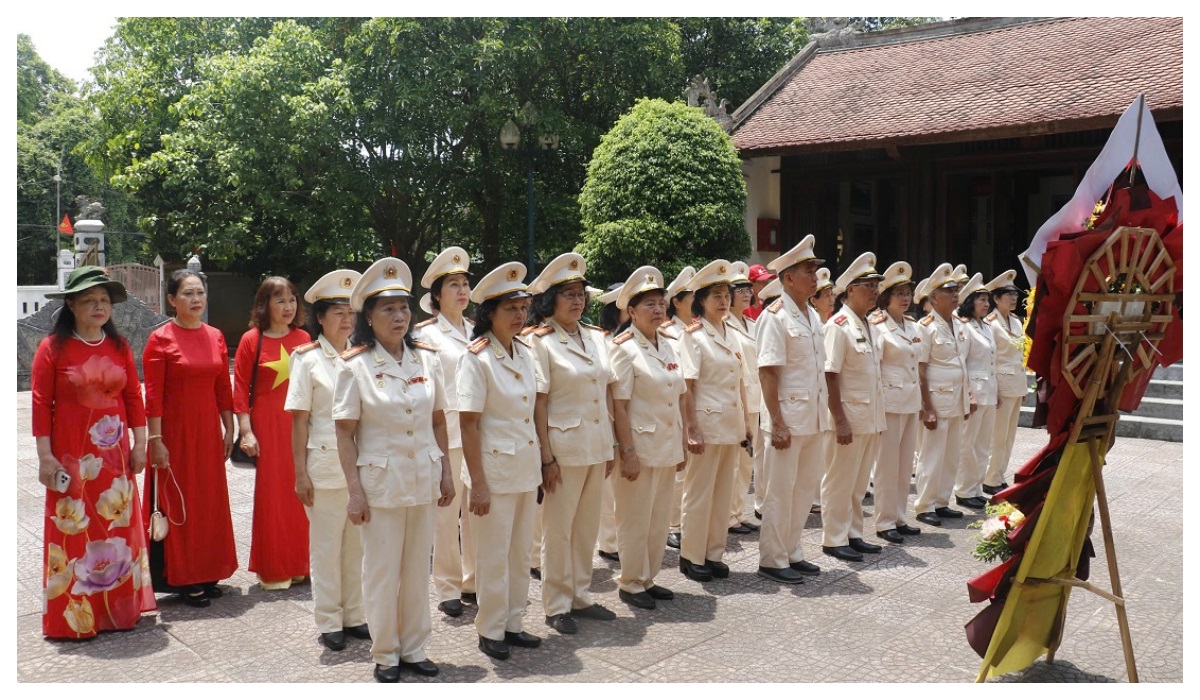 Đoàn đại biểu Công an hưu trí dâng hoa báo công lên Bác tại Làng Sen