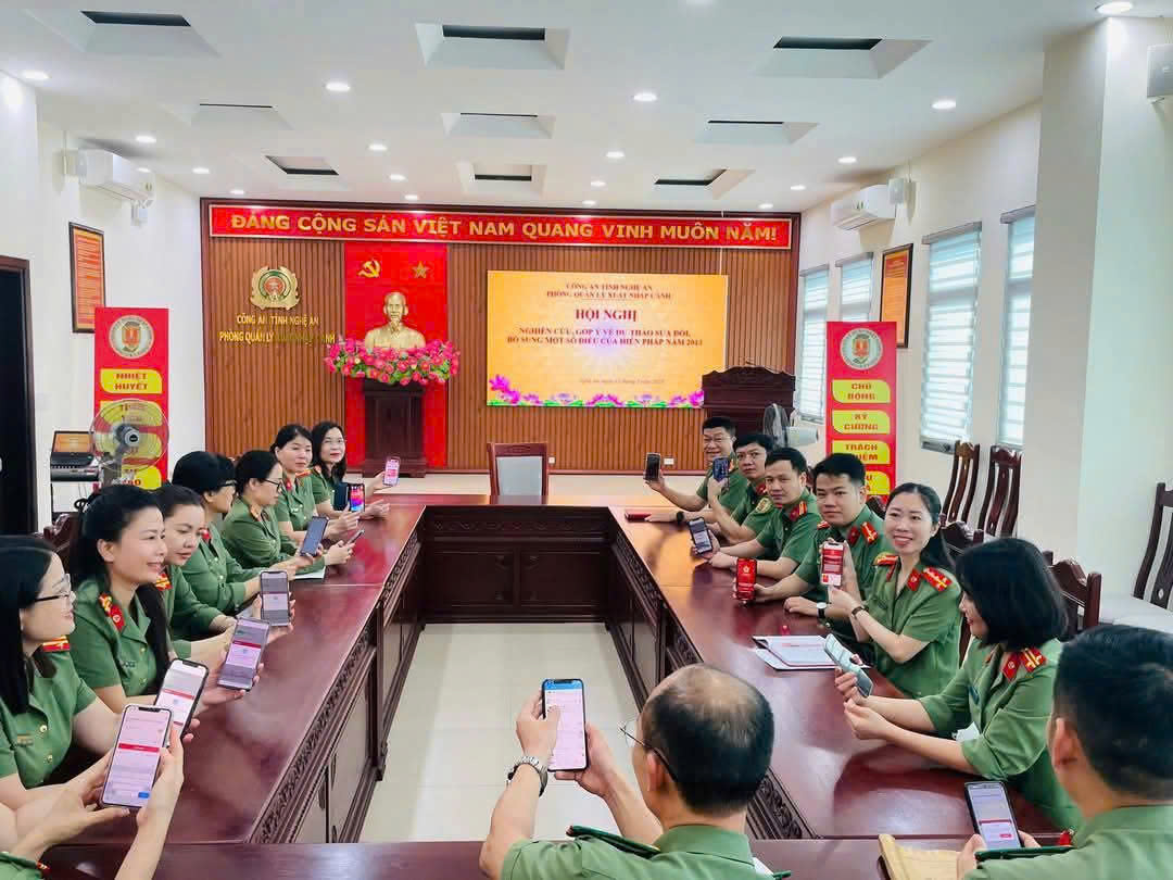 Phòng Quản lý Xuất nhập cảnh tham gia góp ý vào Dự thảo sửa đổi, bổ sung Hiến pháp năm 2013 qua ứng dụng VNeID