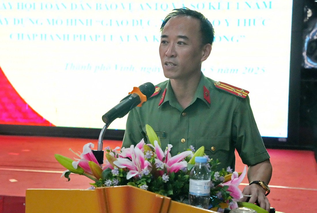 Đồng chí Thượng tá Nguyễn Trọng Tuệ, Trưởng phòng An ninh đối ngoại Công an tỉnh phát biểu tại Hội nghị