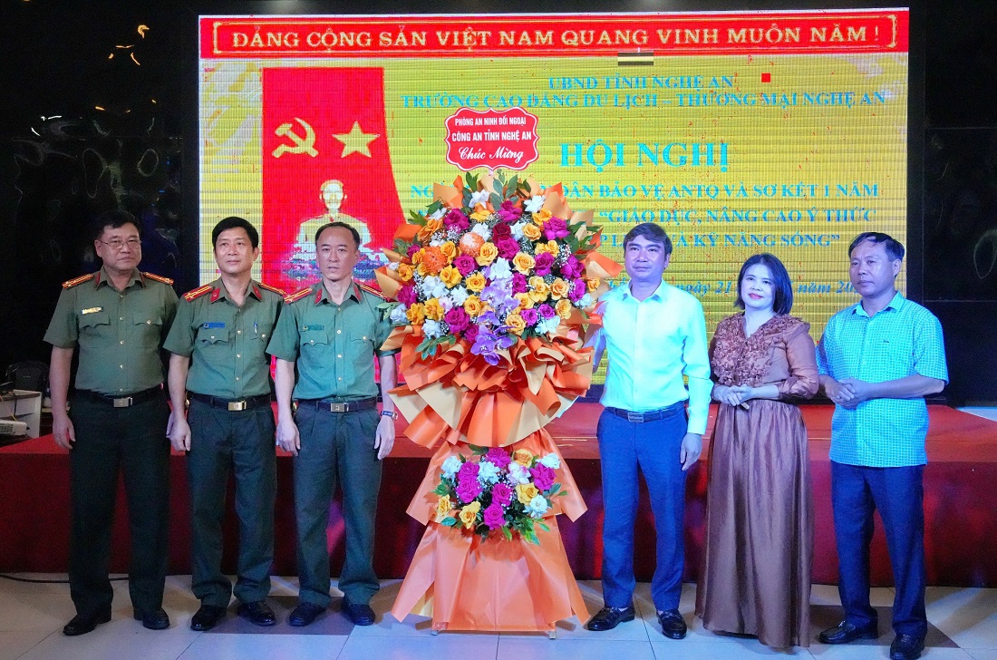 Lãnh đạo các Phòng Công an tỉnh tặng hoa chúc mừng Nhà trường