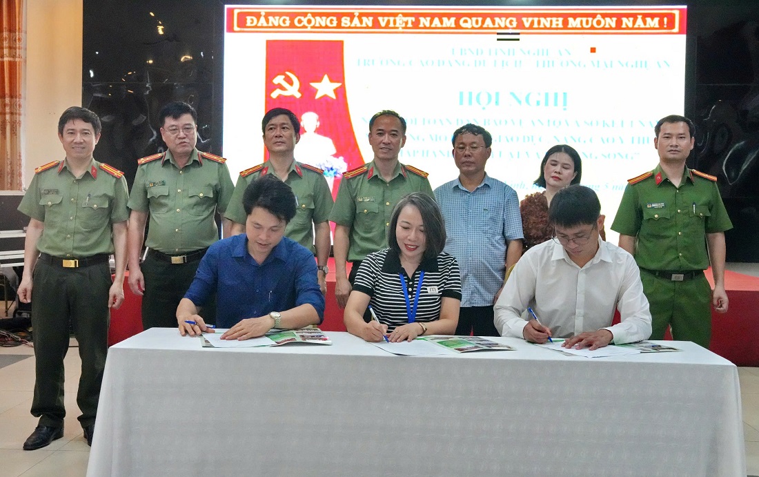 Ký cam kết thực hiện mô hình “giáo dục, nâng cao ý thức pháp luật và kỹ năng sống”