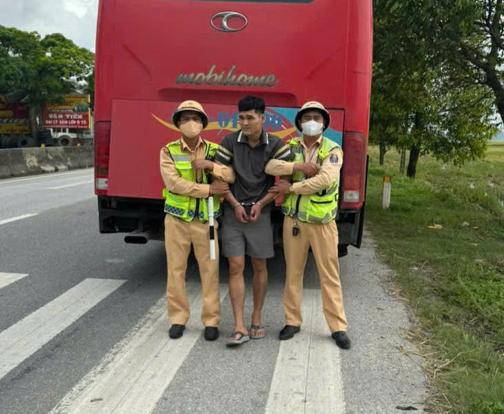 CSGT Nghệ An bắt đối tượng dùng dao khống chế nhân viên bán hàng để cướp