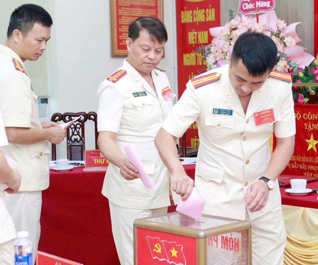 Các đại biểu bỏ phiếu bầu Ban Chấp hành khóa VIII, nhiệm kỳ 2025 - 2030