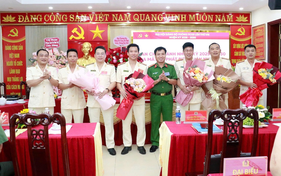 Đồng chí Đại tá Nguyễn Duy Thanh, Phó Giám đốc Công an tỉnh tặng hoa chúc mừng Ban Chấp hành khóa mới