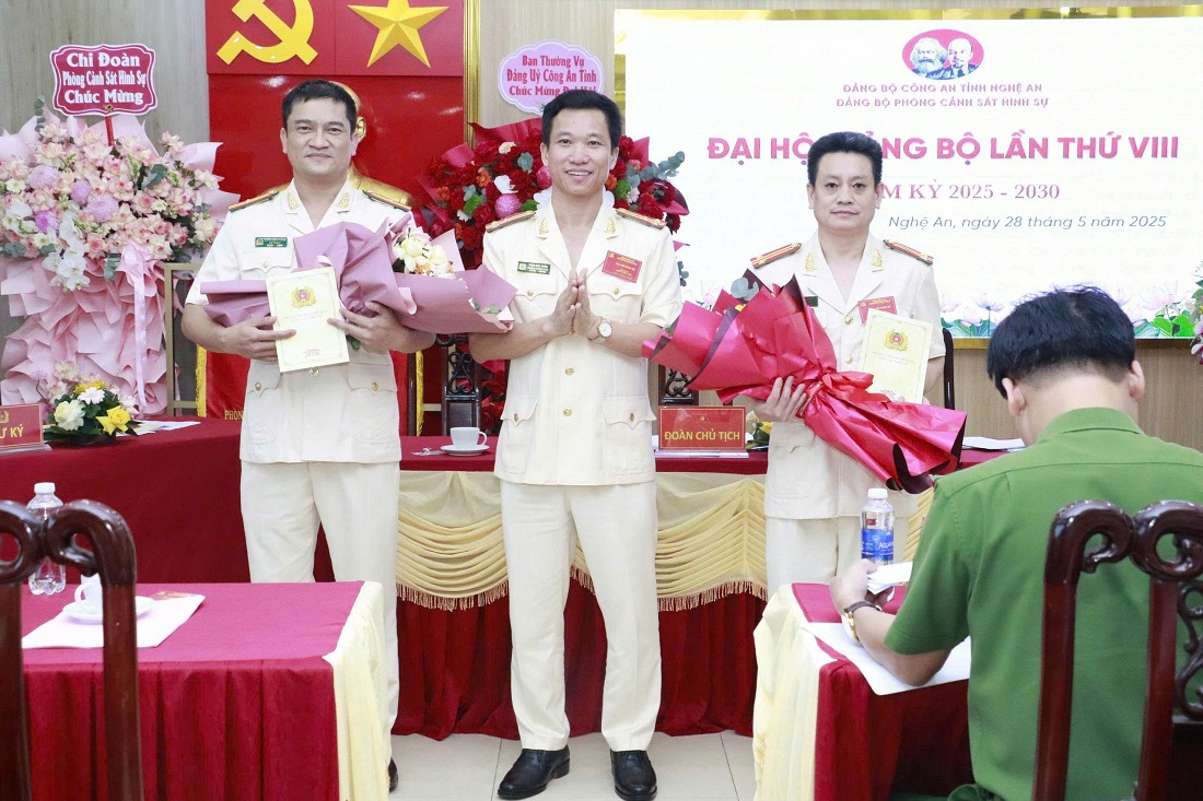 Thượng tá Trần Đức Thân, Bí thư Đảng ủy, Trưởng phòng CSHS tặng hoa các đồng chí cấp ủy khóa cũ không tiếp tục tham gia cấp ủy khóa mơi