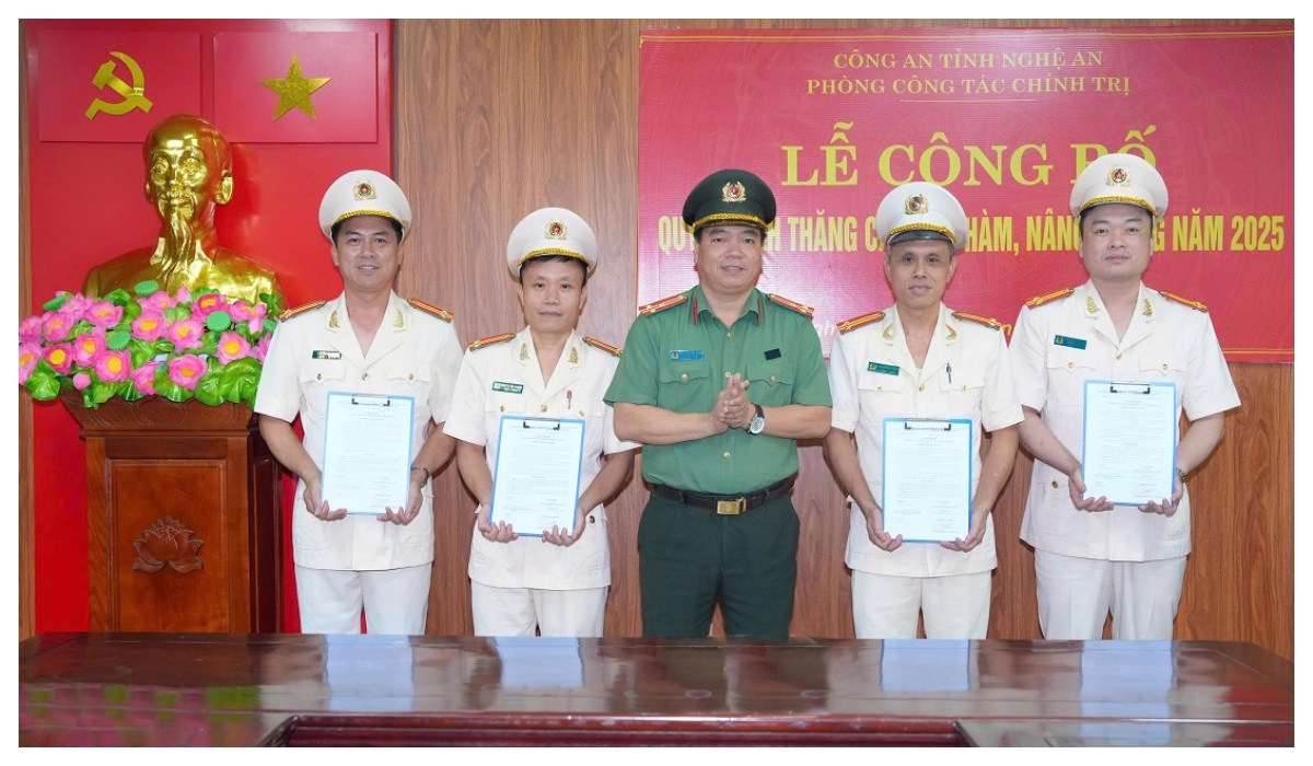 Phòng Công tác chính trị công bố và trao quyết định của Giám đốc Công an tỉnh về thăng cấp bậc hàm và nâng lương năm 2025