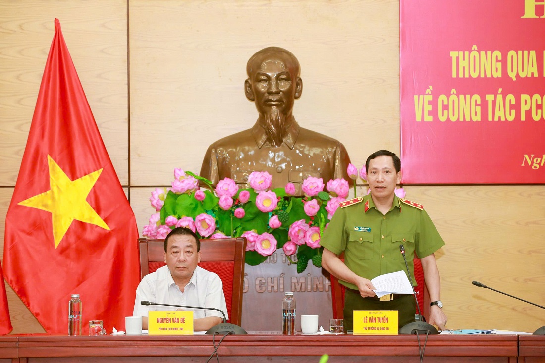Đồng chí Trung tướng Lê Văn Tuyến, Thứ trưởng Bộ Công an phát biểu tại Hội nghị
