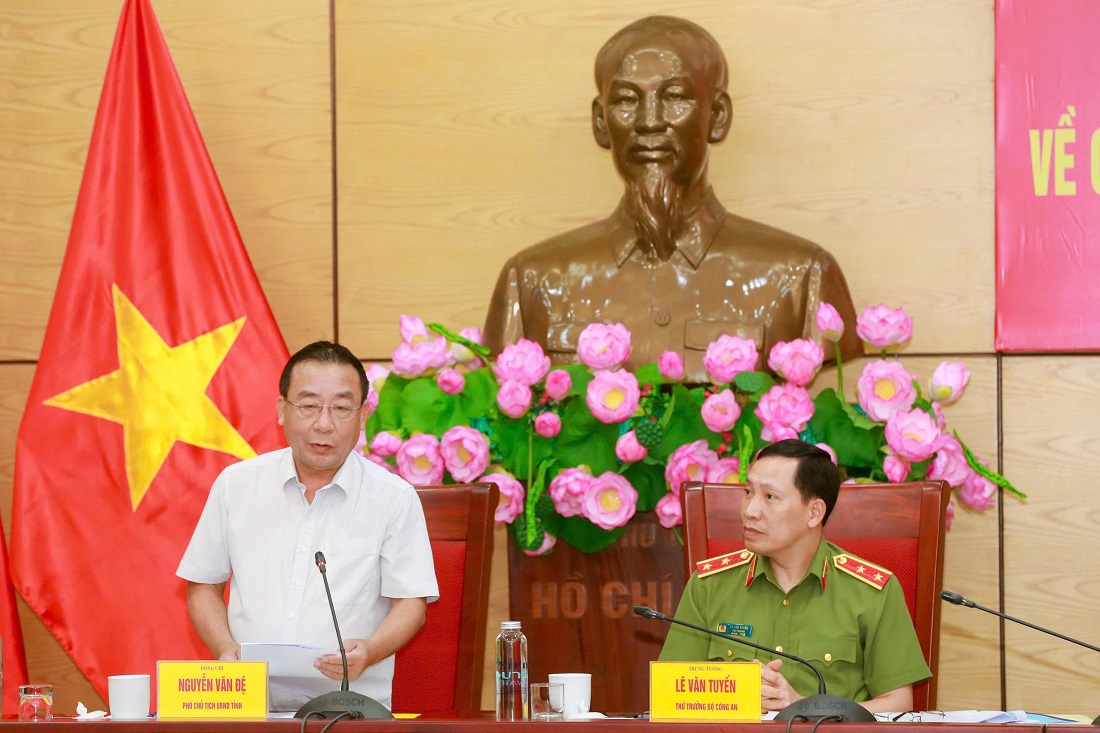 Đồng chí Nguyễn Văn Đệ, Phó Chủ tịch UBND tỉnh phát biểu tại Hội nghị