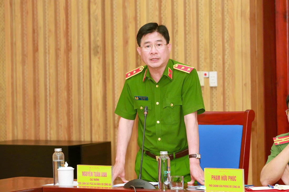 Đồng chí Trung tướng Nguyễn Tuấn Anh, Cục trưởng Cục Cảnh sát PCCC&CNCH phát biểu tại Hội nghị