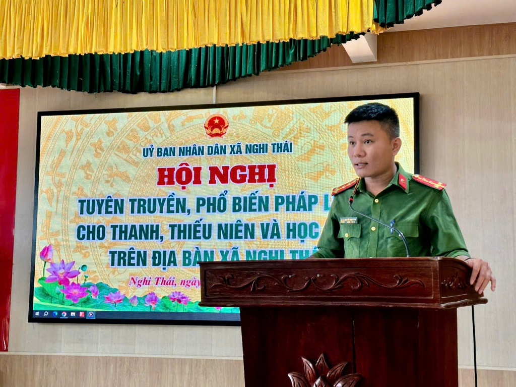 Bên cạnh tuyên truyền, phổ biến giáo dục pháp luật, đại diện UBND xã và Công an xã đều động viên, khuyến khích các em học sinh sửa sai, thay đổi, sống tích cực, có ích cho gia đình và xã hội