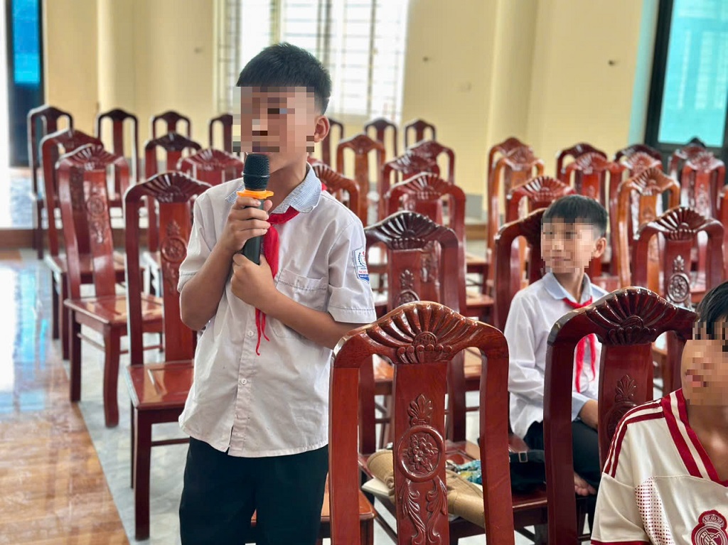 Tại buổi tuyên truyền, các em học sinh đã mạnh dạn chia sẻ suy nghĩ, đặt câu hỏi về những vấn đề mình còn vướng mắc hoặc từng gặp phải và mong muốn thay đổi hành vi, phấn đấu trở thành người có ích