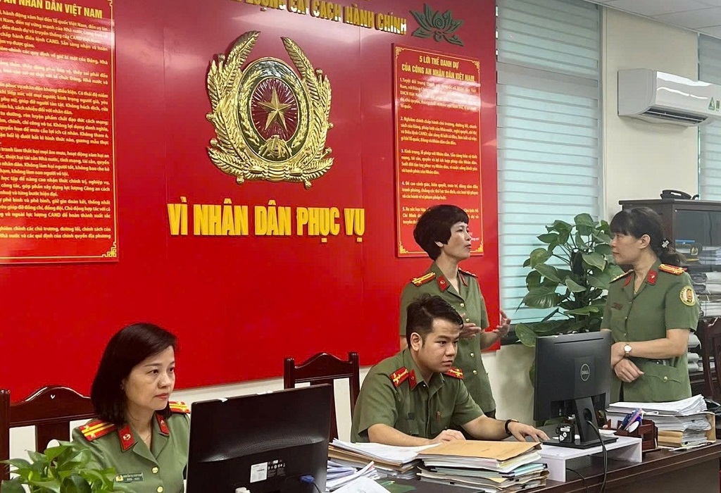 Lãnh đạo Phòng Quản lý xuất, nhập cảnh trao đổi với cán bộ tiếp dân làm hộ chiếu