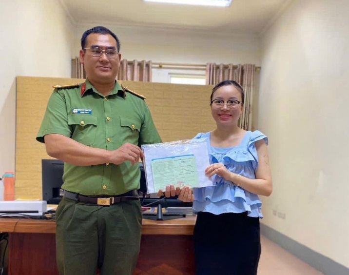 Đồng chí Thiếu tá Nguyễn Cảnh Lâm trao lại giấy tờ cho người dân bị đánh rơi