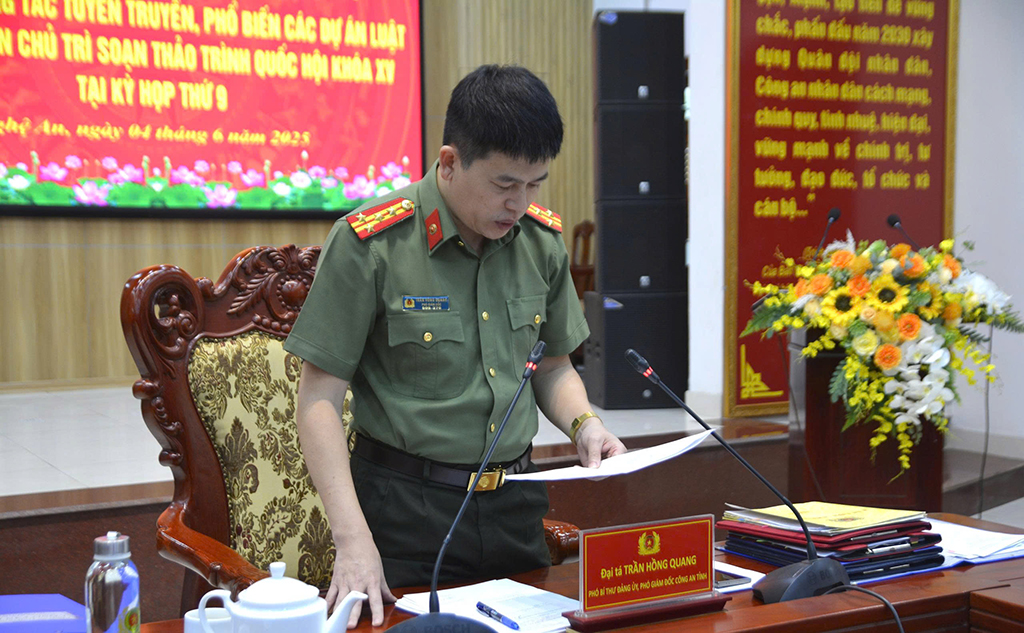 Đồng chí Đại tá Trần Hồng Quang, Phó Giám đốc Công an tỉnh trình bày tham luận tại Hội nghị