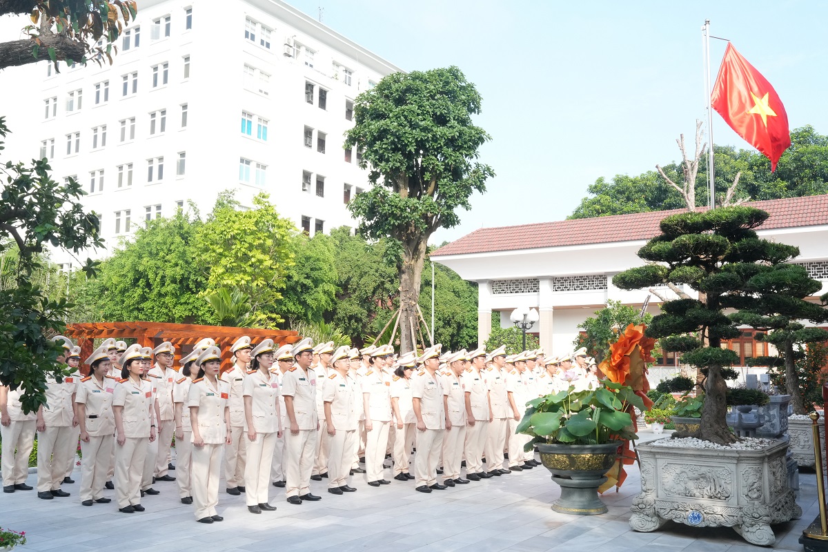  Trước khi diễn ra Đại hội, Lãnh đạo và cán bộ, đảng viên Đảng bộ Phòng Tham mưu đã tổ chức dâng hoa, dâng hương tưởng niệm Chủ tịch Hồ Chí Minh, đồng chí Đại tướng Võ Nguyên Giáp, đồng chí Bộ trưởng Trần Quốc Hoàn và các Anh hùng liệt sĩ tại Nhà tưởng niệm trong khuôn viên Công an tỉnh Nghệ An 