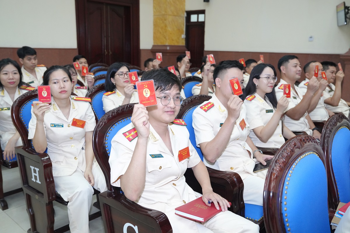 Các đảng viên trong Đảng bộ biểu quyết, thống nhất thông qua văn kiện Đại hội Đảng cấp trên