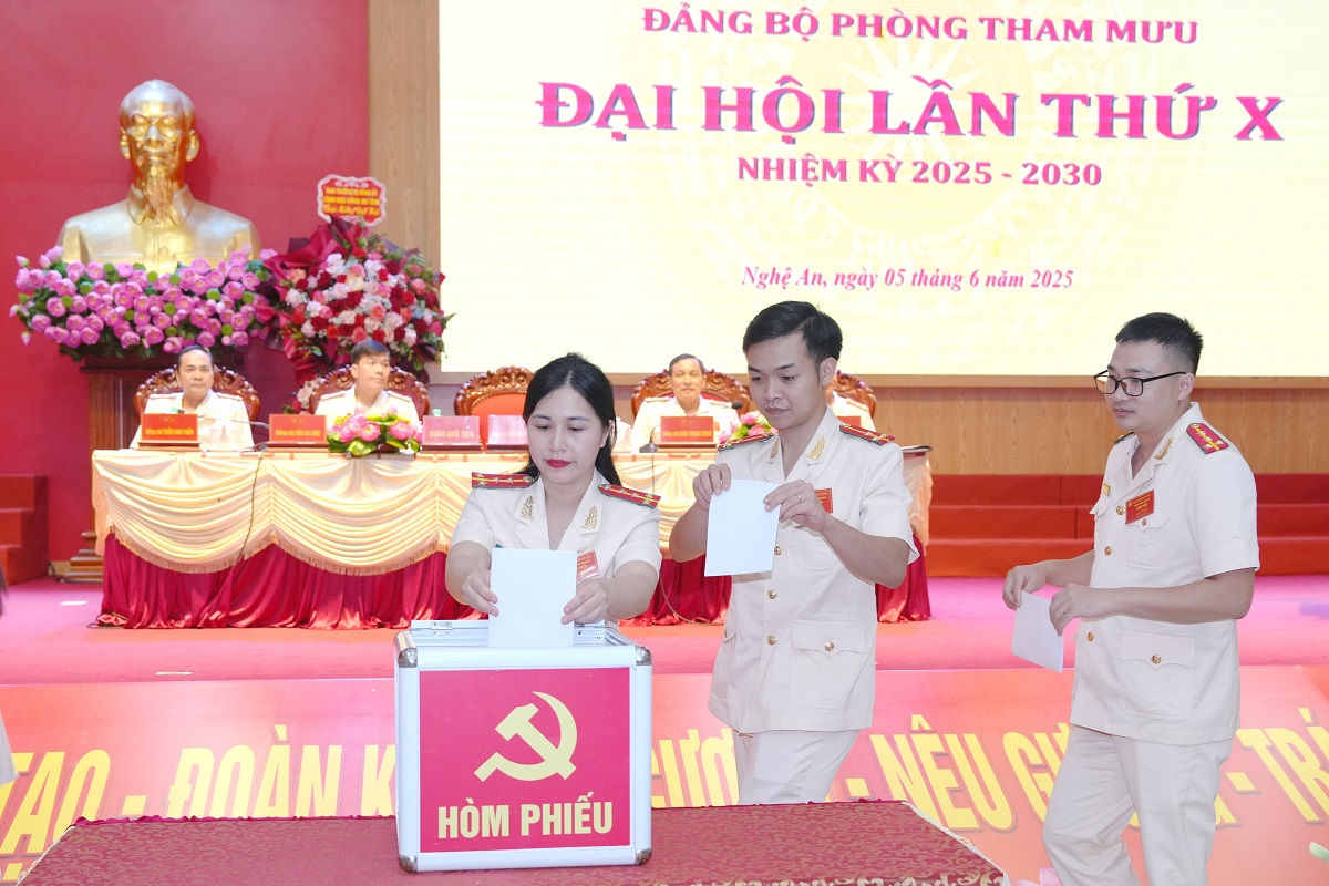 Các đại biểu bỏ phiếu bầu Ban Chấp hành Đảng bộ, nhiệm kỳ 2025 - 2030	