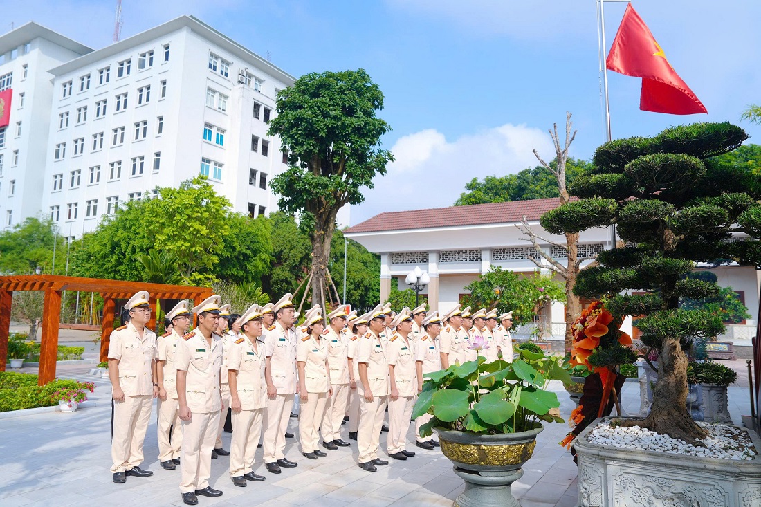 Trước khi diễn ra Đại hội, Lãnh đạo và đảng viên, cán bộ thuộc Đảng bộ Phòng Công tác chính trị đã tổ chức dâng hoa, dâng hương tưởng niệm Chủ tịch Hồ Chí Minh, Đại tướng Võ Nguyên Giáp, Bộ trưởng Trần Quốc Hoàn và các Anh hùng liệt sĩ tại Nhà tưởng niệm trong khuôn viên Công an tỉnh Nghệ An