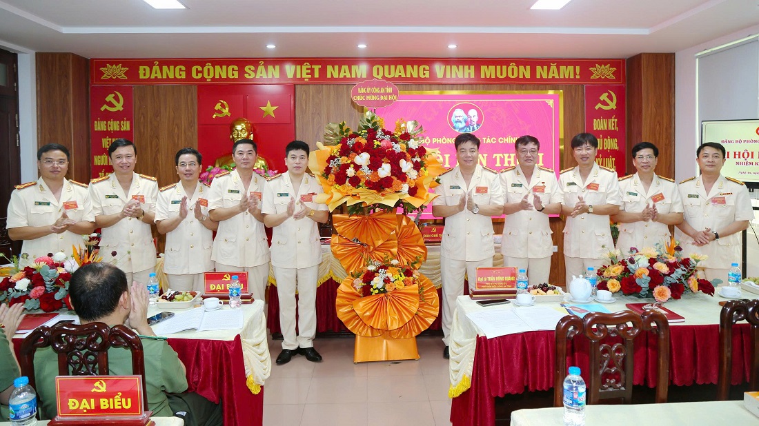 Thay mặt Ban Thường vụ Đảng ủy Công an tỉnh, đồng chí Đại tá Trần Hồng Quang, Phó Bí thư Đảng ủy, Phó Giám đốc Công an tỉnh tặng hoa chúc mừng Đại hội