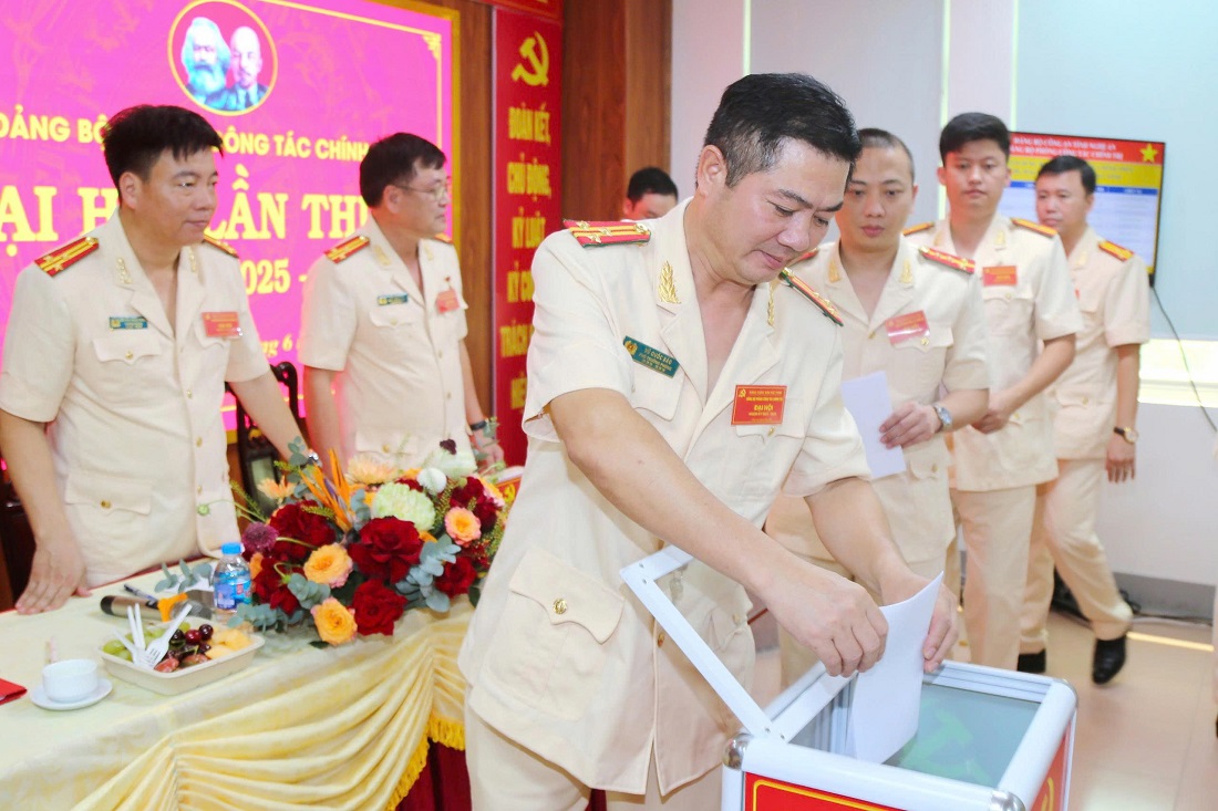 Các đại biểu bỏ phiếu bầu Ban Chấp hành Đảng bộ nhiệm kỳ 2025 - 2030