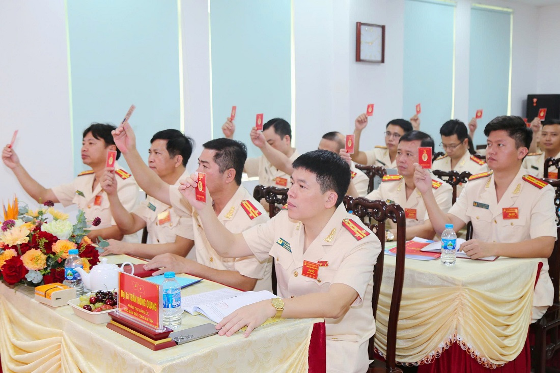 Các đảng viên trong Đảng bộ biểu quyết thông qua Nghị quyết Đại hội