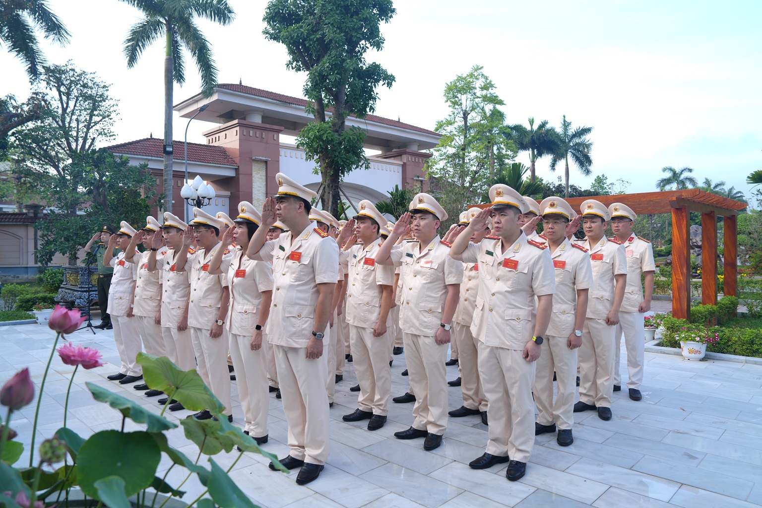 Trước khi diễn ra Đại hội, Lãnh đạo và đảng viên, cán bộ, Chi bộ Phòng Tổ chức cán bộ đã dâng hoa, dâng hương tưởng niệm Chủ tịch Hồ Chí Minh, Đại tướng Võ Nguyên Giáp, Bộ trưởng Trần Quốc Hoàn và các Anh hùng liệt sĩ tại Nhà tưởng niệm trong khuôn viên Công an tỉnh Nghệ An
